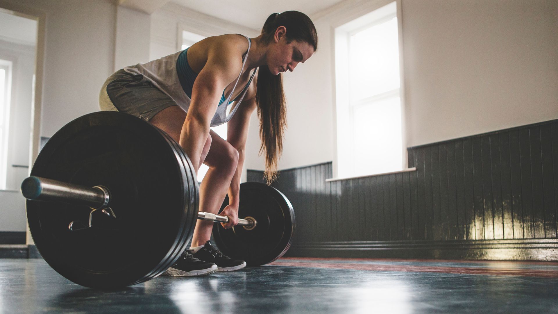 a isadora, powerlifter on X: STIFF vs RDL Movimentos parecidos