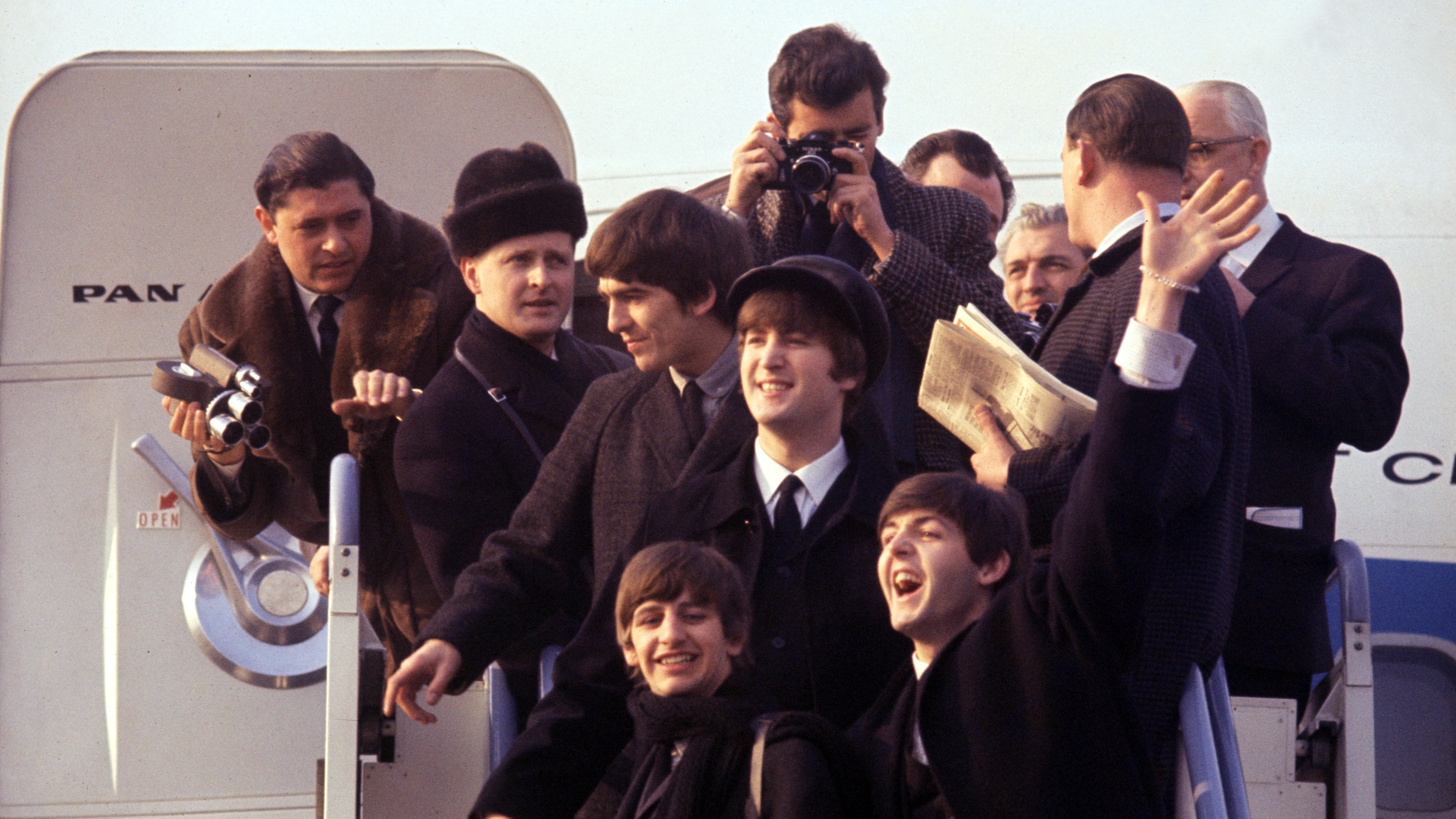 Les Beatles débarquent d'un avion dans un cliché de Disney Plus "Beatles 64"