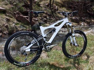Ibis's latest Mojo HD is a potent all-mountain machine with its excellent dw-link suspension design, stiff yet light carbon frame, and well sorted handling