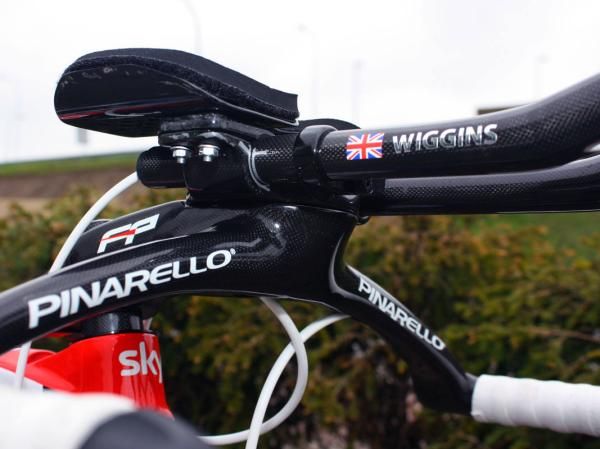A new set of Pinarello MOst integrated aero bars is fitted to the front of Wiggins' Graal.