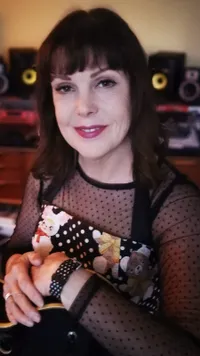 3. LINZI STIVEY,