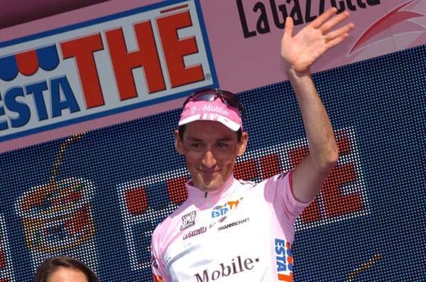 Marco Pinotti (T-Mobile) waves to the crowd.