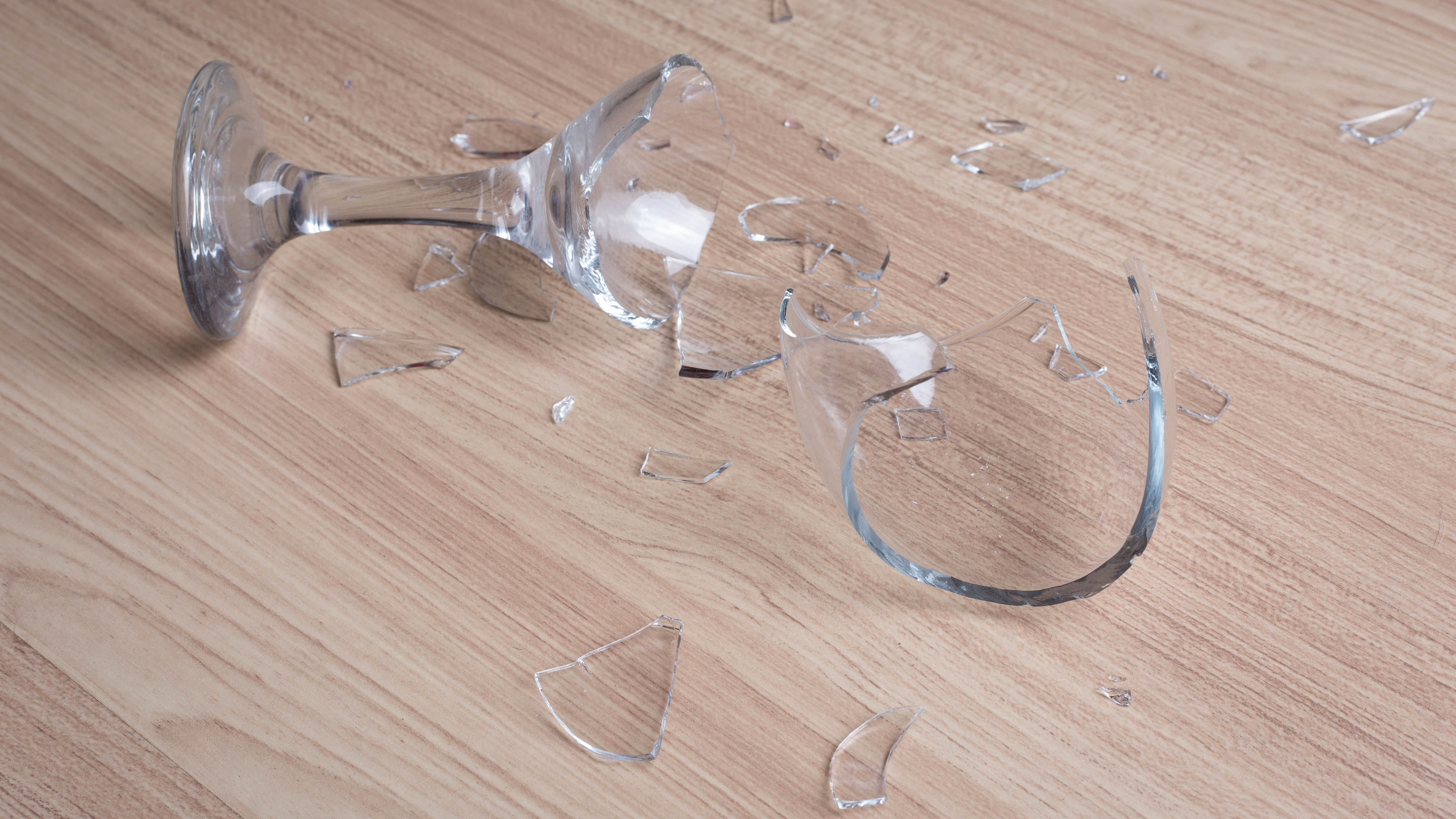 Разбитое стекло на полу