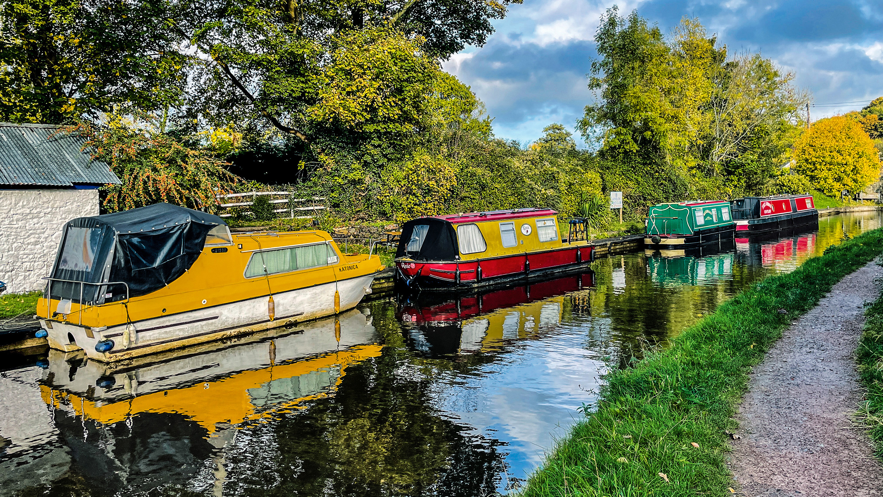 At popular locations you can find numerous craft grouped together, here presenting a range of colours