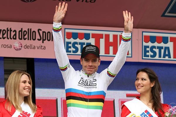 Cadel Evans salutes from the podium after securing the overall lead.