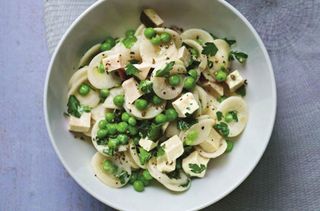 Pasta with peas and chicken
