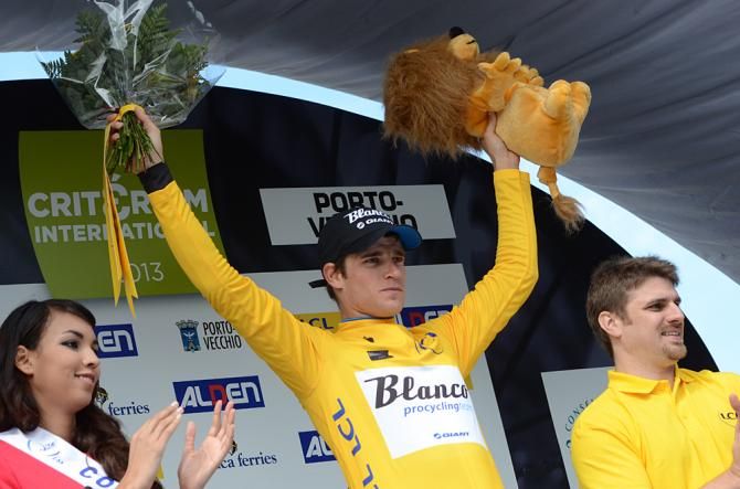 Theo Bos briefly in the maillot jaune before the afternoon time trial