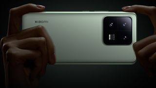 Un Xiaomi 13 Pro de dos dans la main de quelqu'un