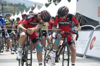 Taylor Phinney and Peter Stetina compare knee strapping on the start line