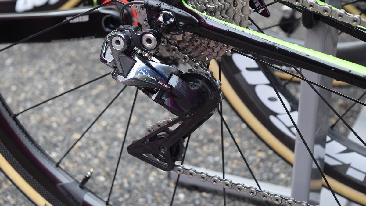 The bike is equipped with a Shimano Dura-Ace Di2 R9150 rear derailleur