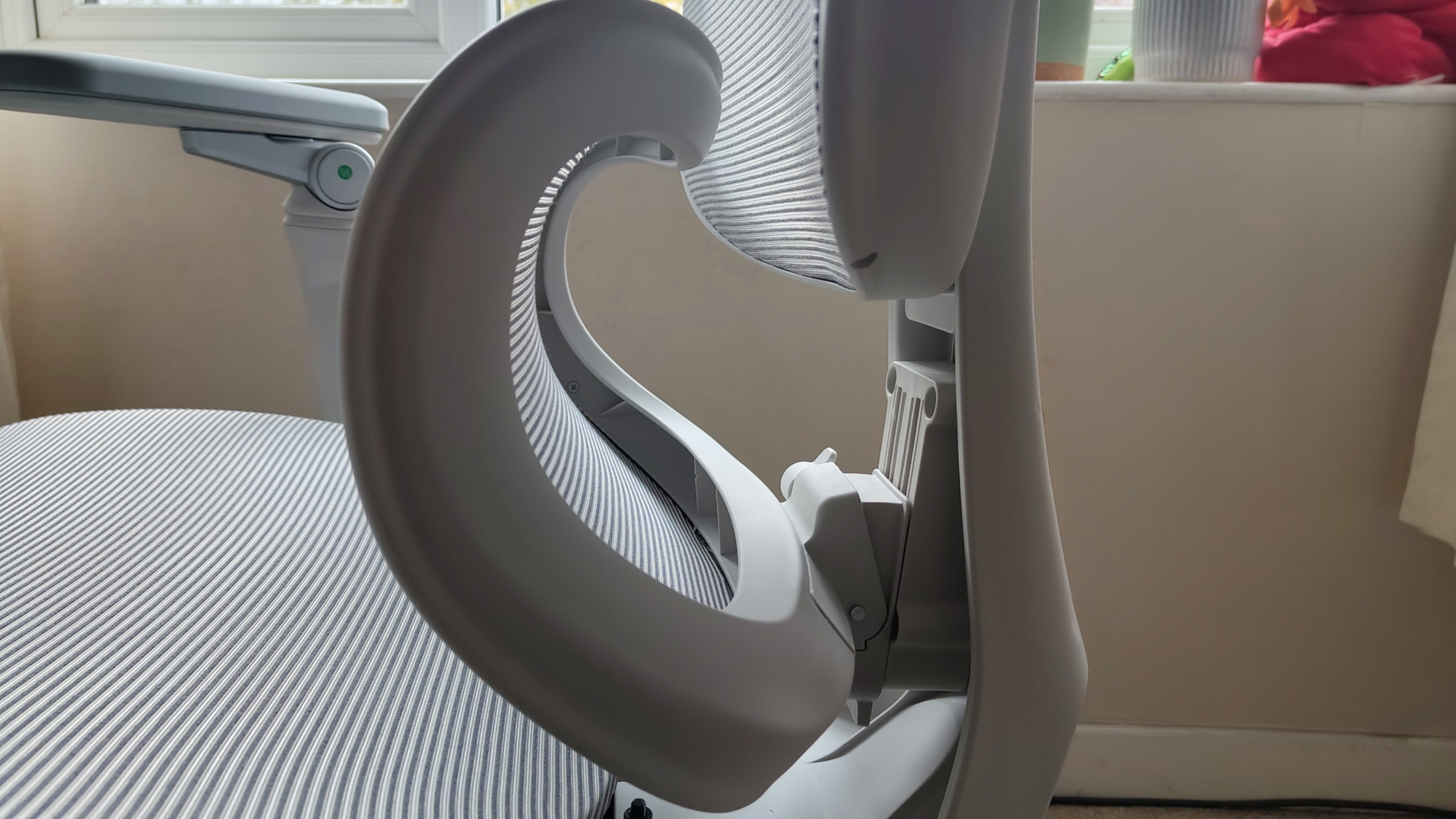 Testing out the Boulies EP600 office chair in a home office