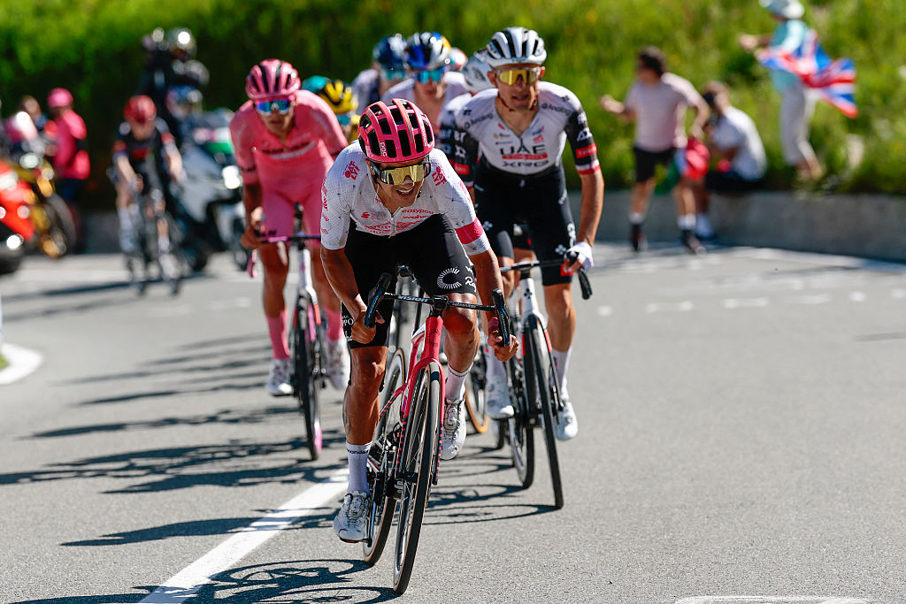 Richard Carapaz attacks on stage 19 at the Giro d&#039;Italia
