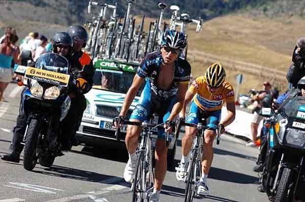 Stijn Devolder lost the jersey today to Menchov, being lead here by Jurgen Van Goolen.