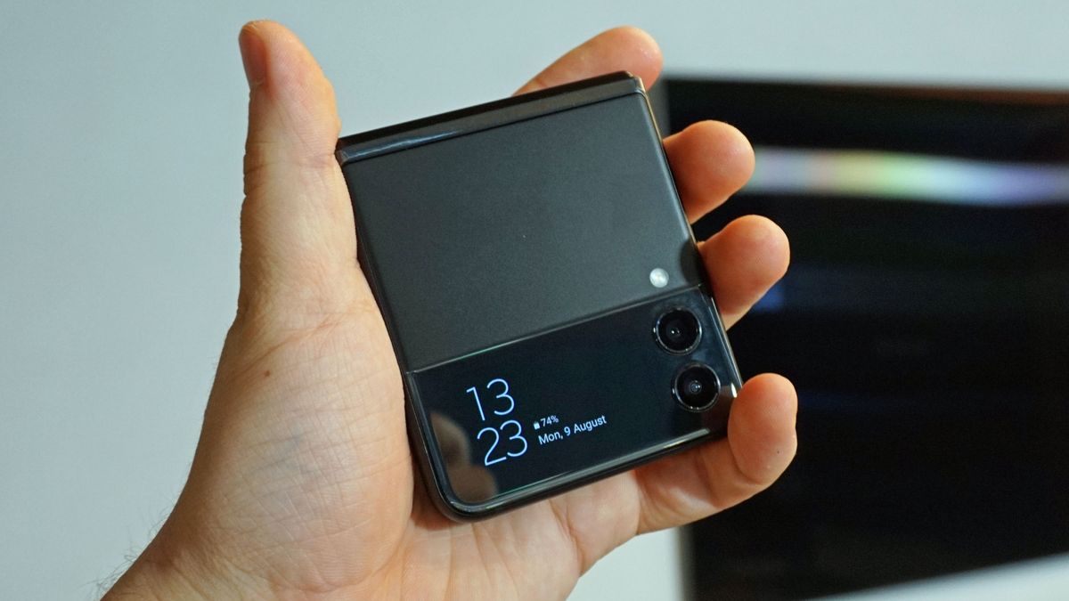 Samsung Galaxy Z Flip 4 vs Galaxy Z Flip 3 TechRadar
