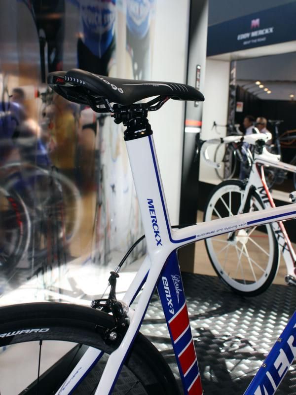 New on the flagship EMX-7 is an integrated seatmast.