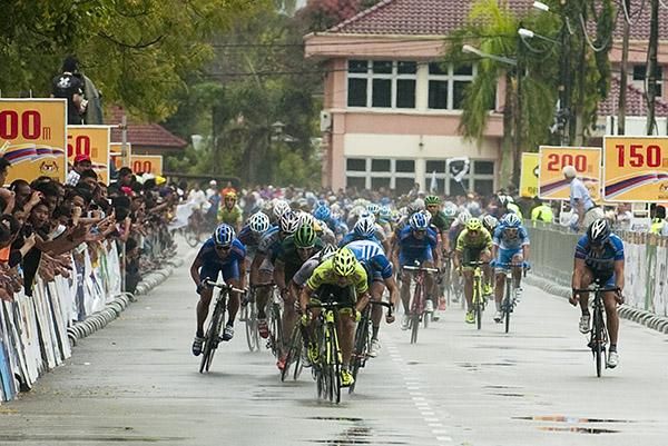 The charge to the line in Chukai and the finish to the shortest road stage of the tour at just 100 kilometres.