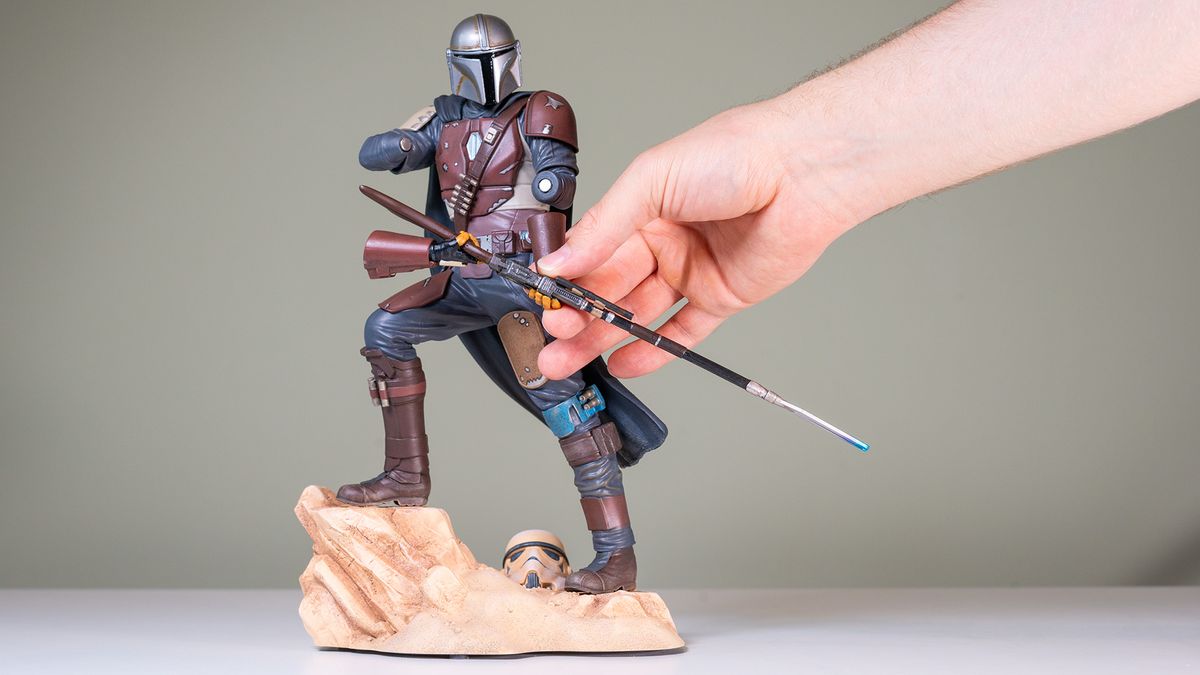 Assembling the Gentle Giant Mandalorian 1:7 scale statue
