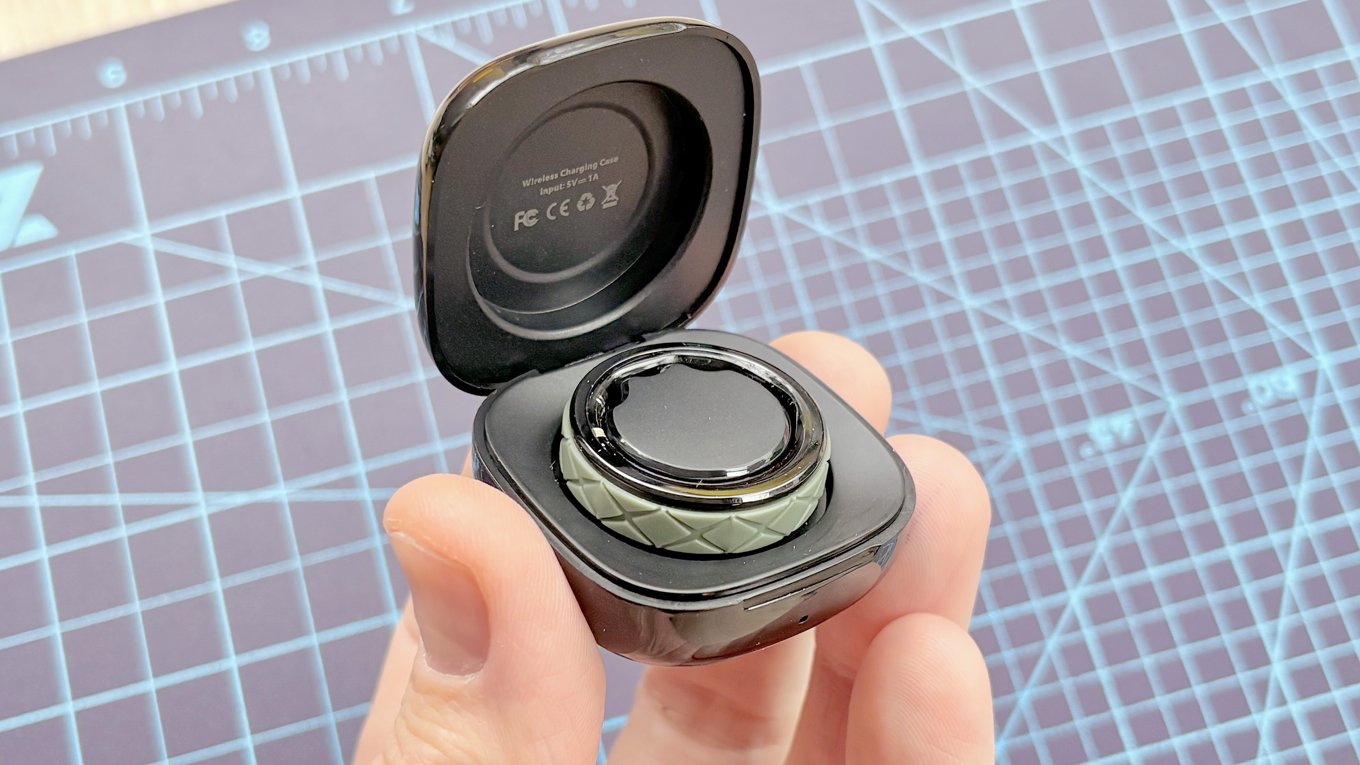 Close-up of the Cudis Sporty smart ring with swappable colored exterior