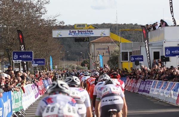 The peloton approaches the finish line
