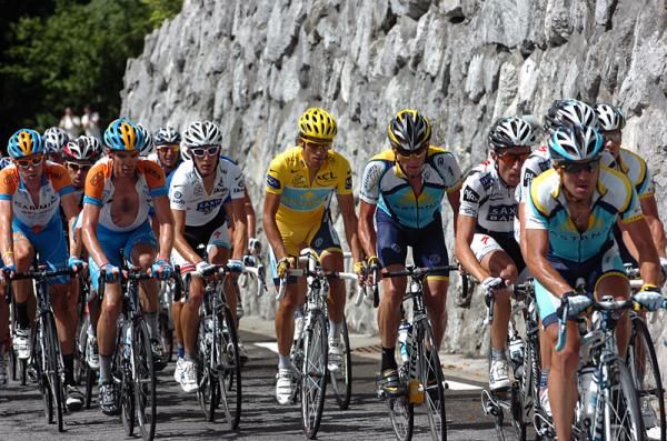 Astana, Saxo Bank and Garmin-Slipstream riders ascend the C&ocirc;te d'Araches.