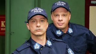 Ketonen & Myllyrinne -promokuvassa näyttelijät katsovat kameraan poliisiasuissa