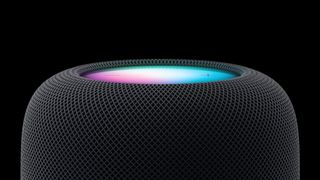 De Apple HomePod-speaker tegen een zwarte achtergrond