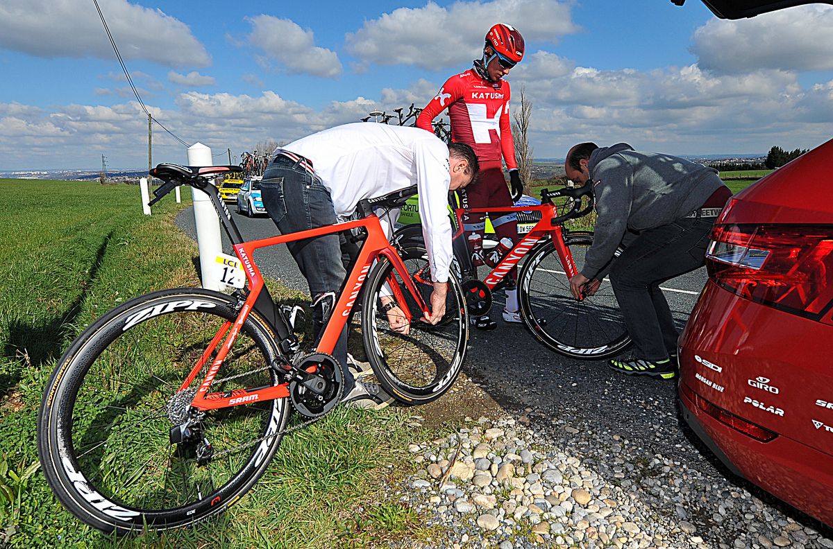 Sven Erik Bystr&oslash;m (Katusha) gets some assistance after a mechincal
