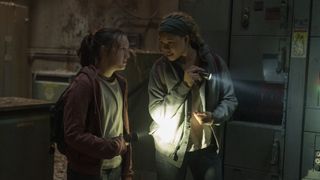 Ellie y Riley exploran un salón recreativo abandonado en The Last of Us temporada 1