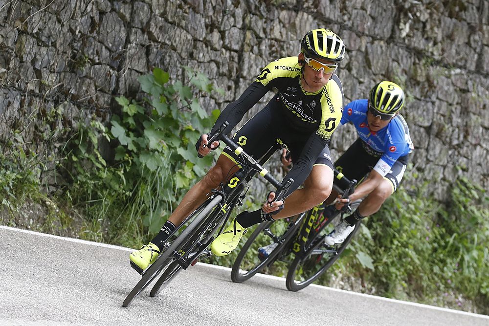 Esteban Chaves (Mitchelton-Scott) loses over 25 minutes on stage 10 at the Giro d'Italia