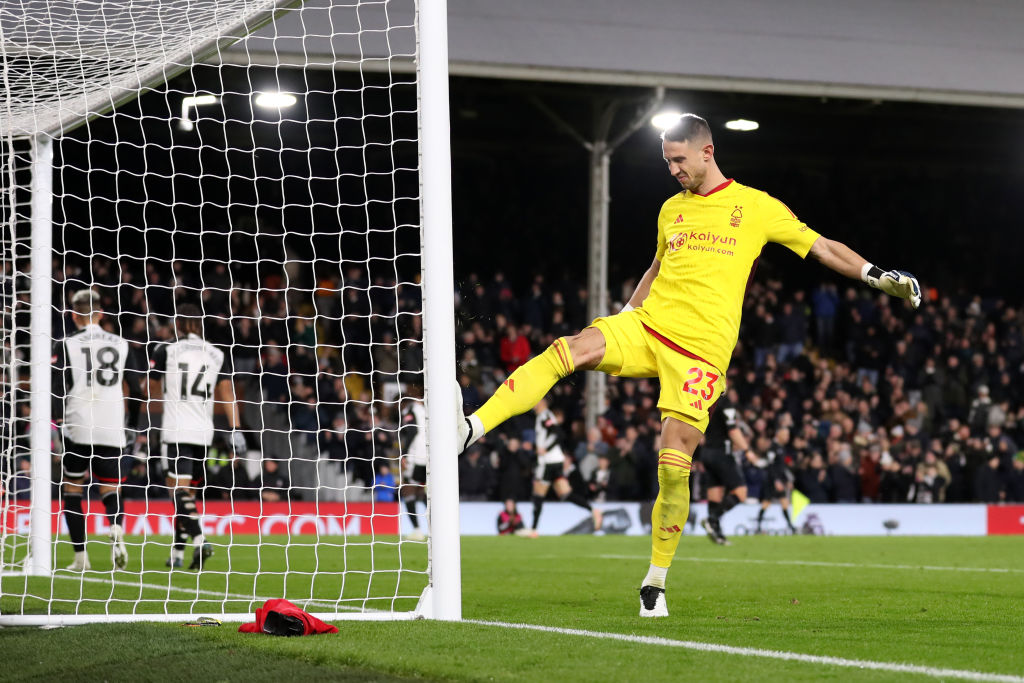 El portero de Nottingham Forest, Odysseas Vlachodimos, patea el poste con frustración después de conceder el quinto gol. Durante el partido de la Premier League entre Fulham FC y Nottingham Forest en Craven Cottage el 6 de diciembre de 2023 en Londres, Inglaterra