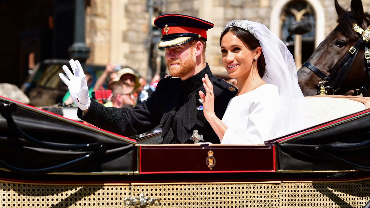 Vehicle, Event, Car, Tradition, Ceremony, Official, Gesture, 