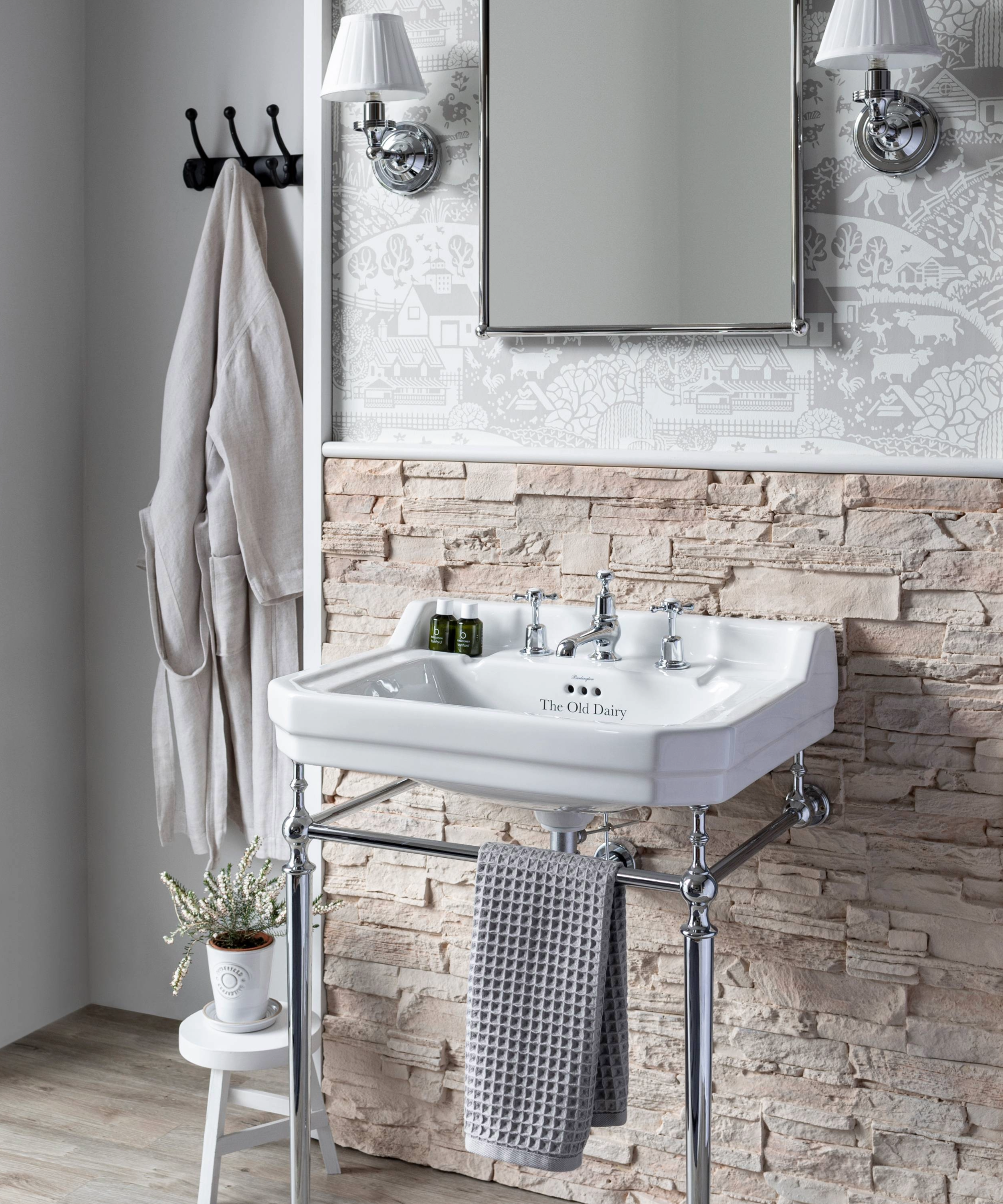 neutral, textured tiles idea in a small bathroom