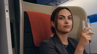 Ana sitter på flygplanet i Amazon Prime-filmen Upgraded.