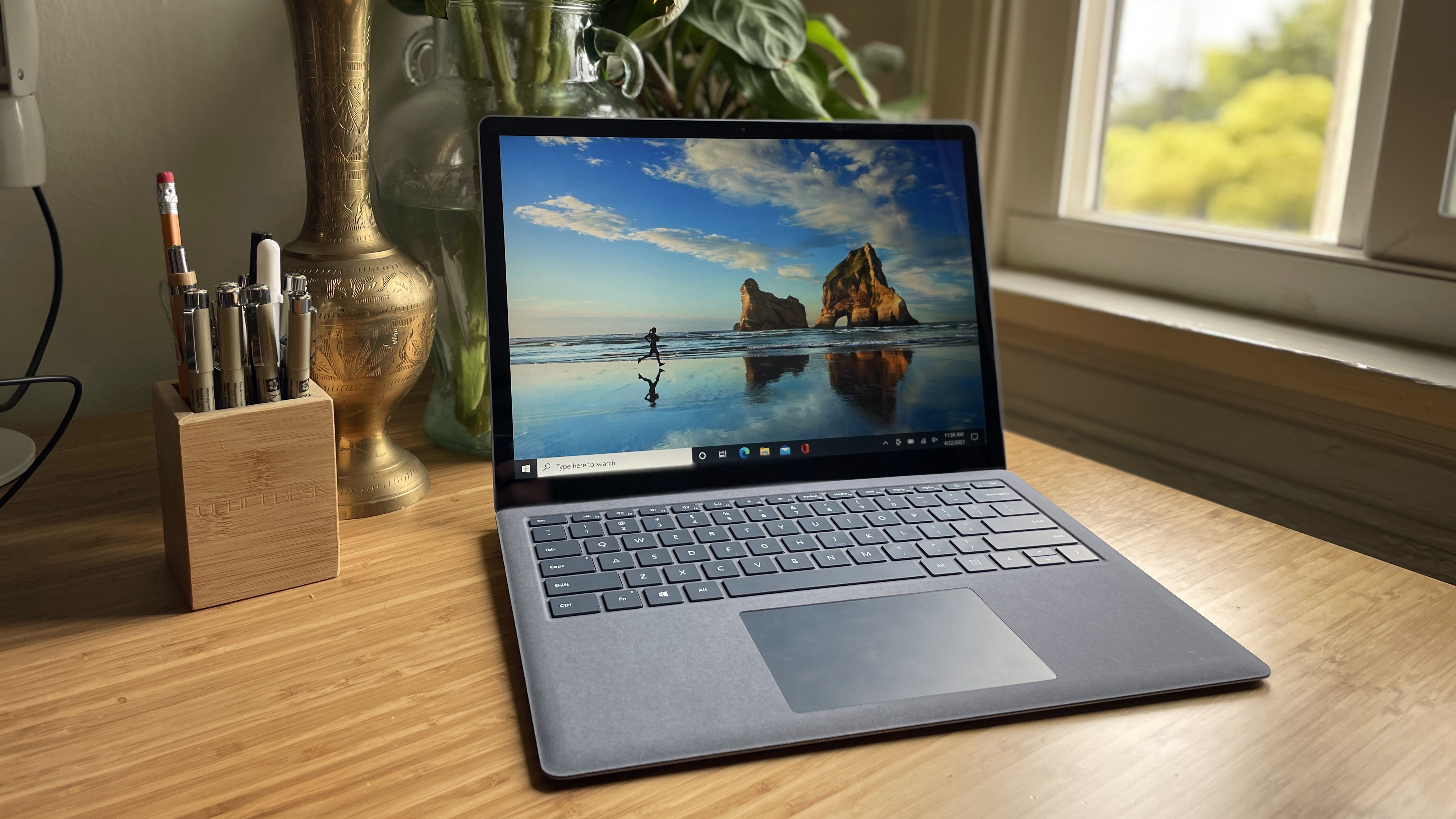 Microsoft Surface Laptop 4 Testgerät auf einem Schreibtisch