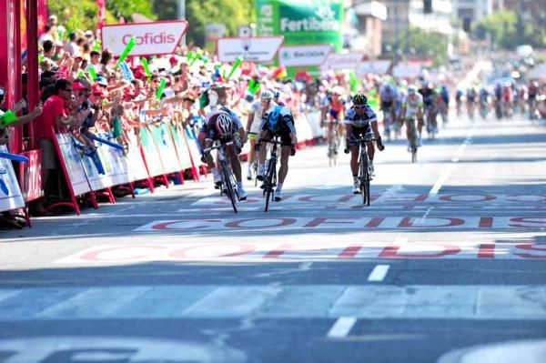 Daniele Bennati (RadioShack-Nissan) takes a close sprint from Swift and Davis on stage 18