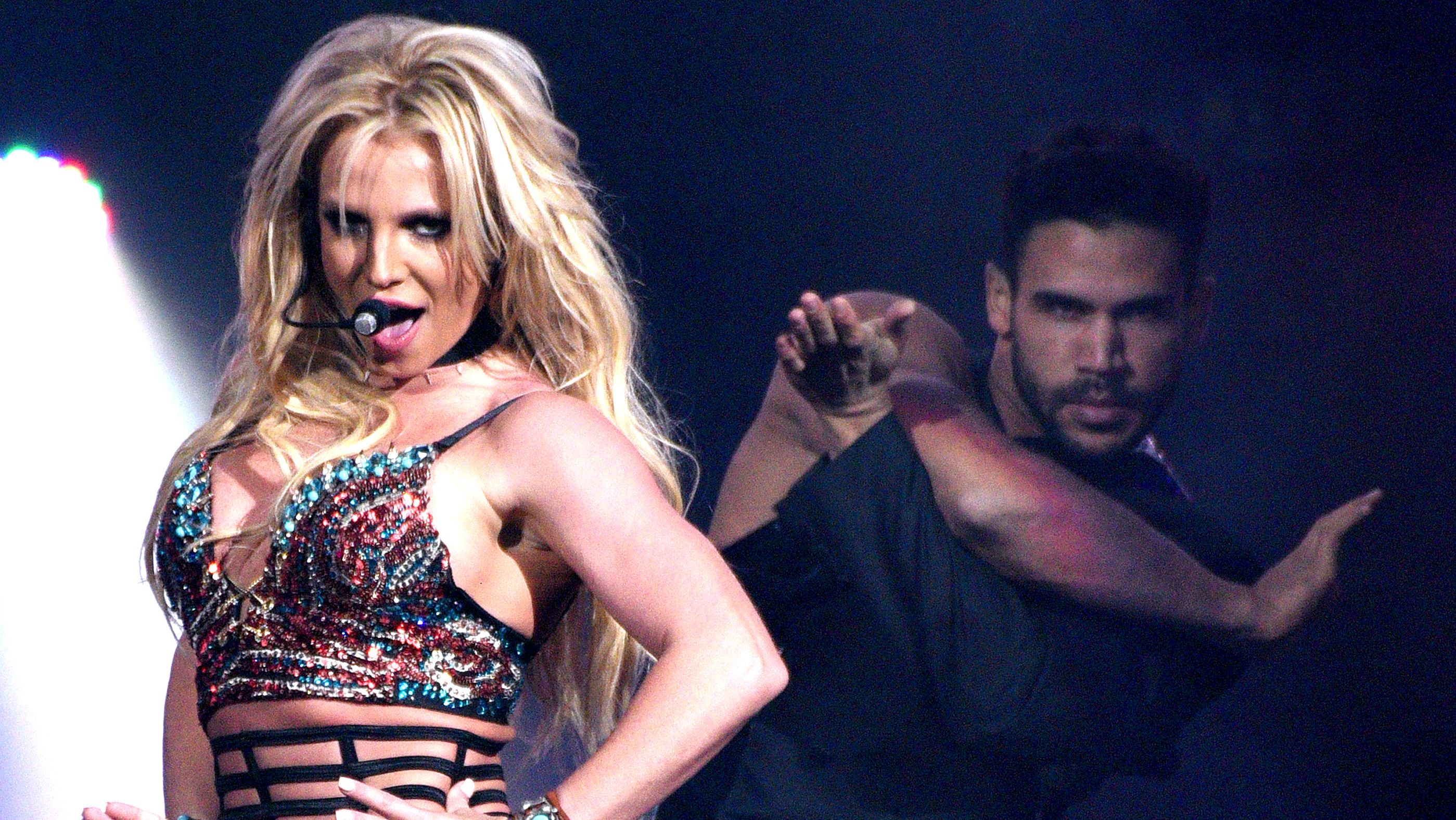 Performance, Fashion, Dancer, Thigh, Leg, Music artist, Blond, Fun, Event, Fashion model,