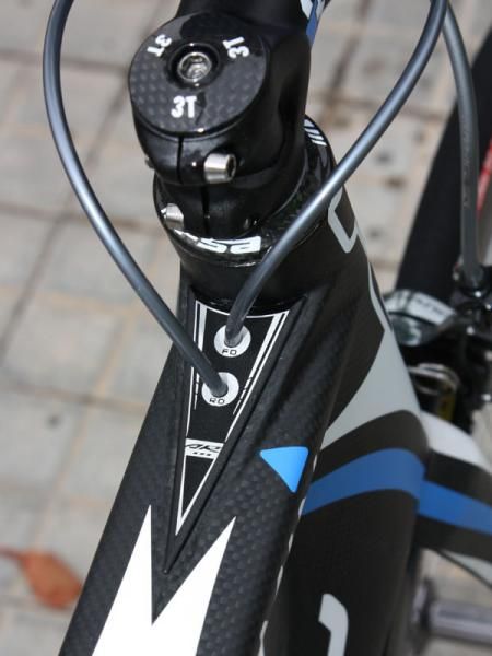 The internally routed derailleur lines are fully guided within the frame for easier servicing.