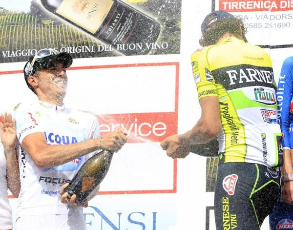 It's a champagne party on the GP Industria &amp; Artigianato - Larciano podium.