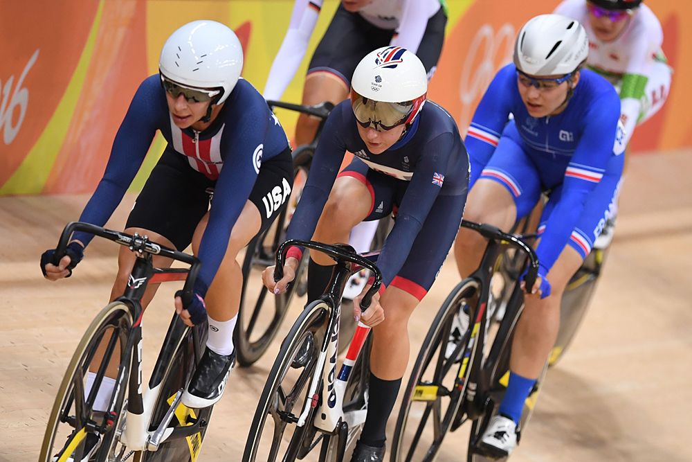 Sarah Hammer (USA) leads Laura Trott (Great Britain) in the points race