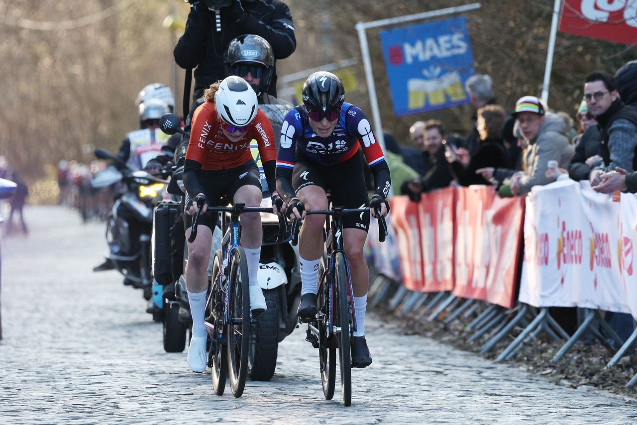 Vollering and Pieterse attack away from the peloton