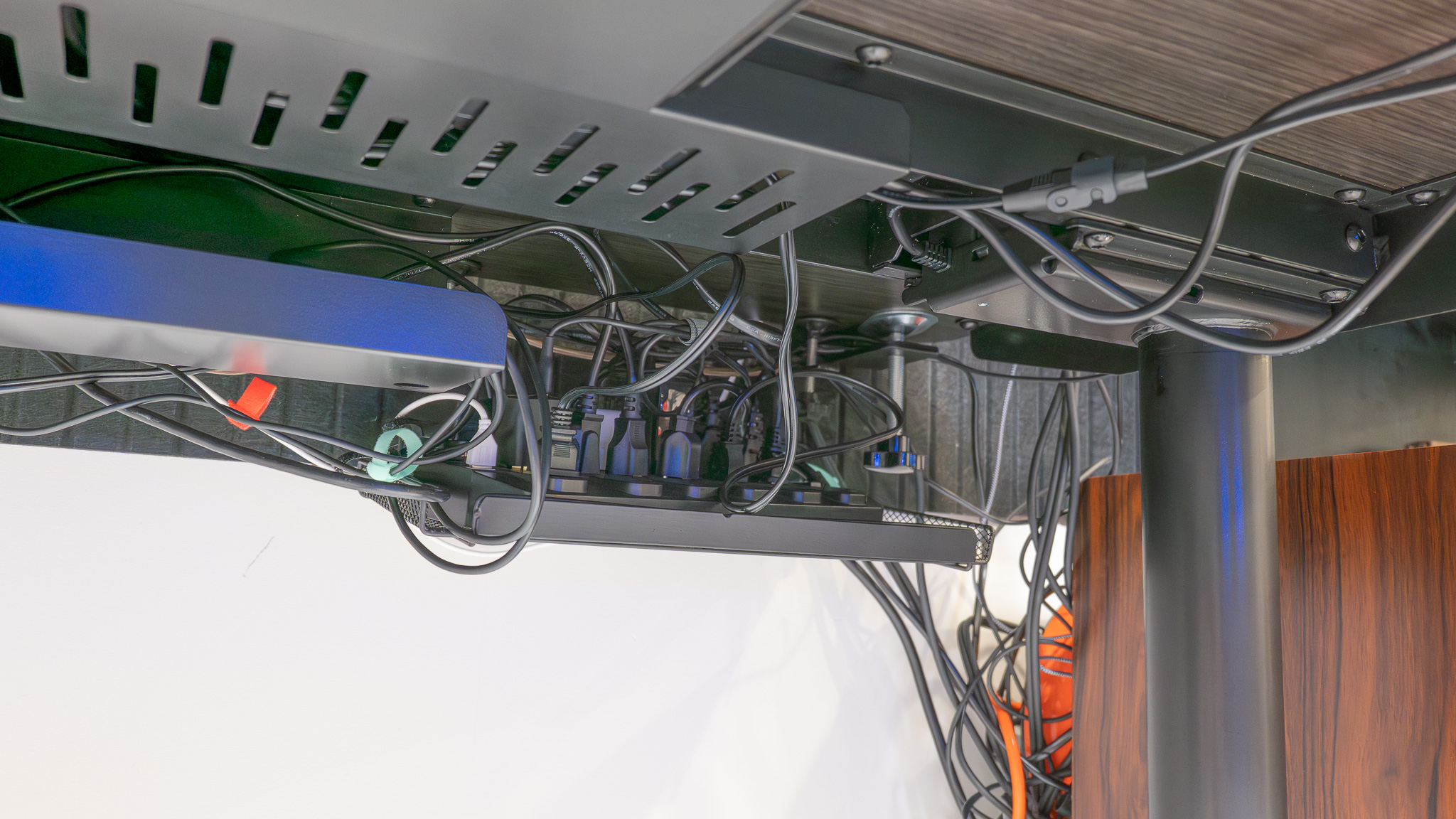 Cougar E-Odyssey - Cable Management 2