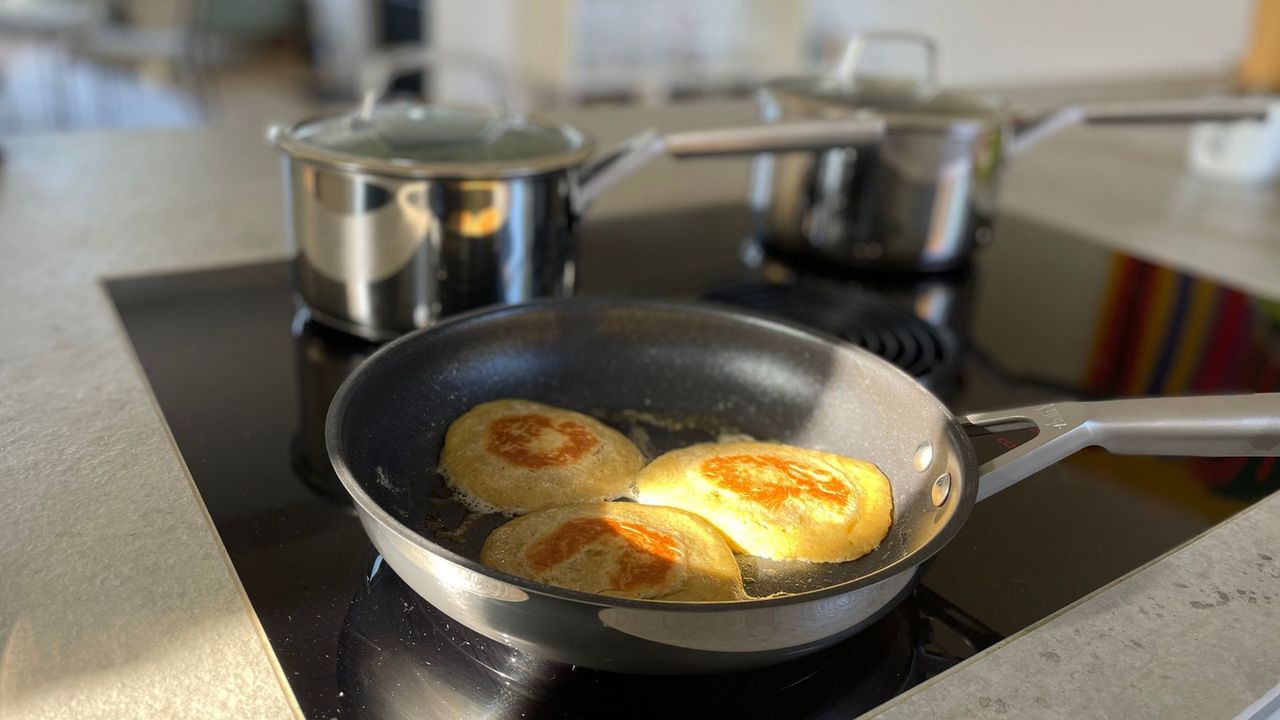 Making American pancakes in the Ninja NeverStick Pan Set