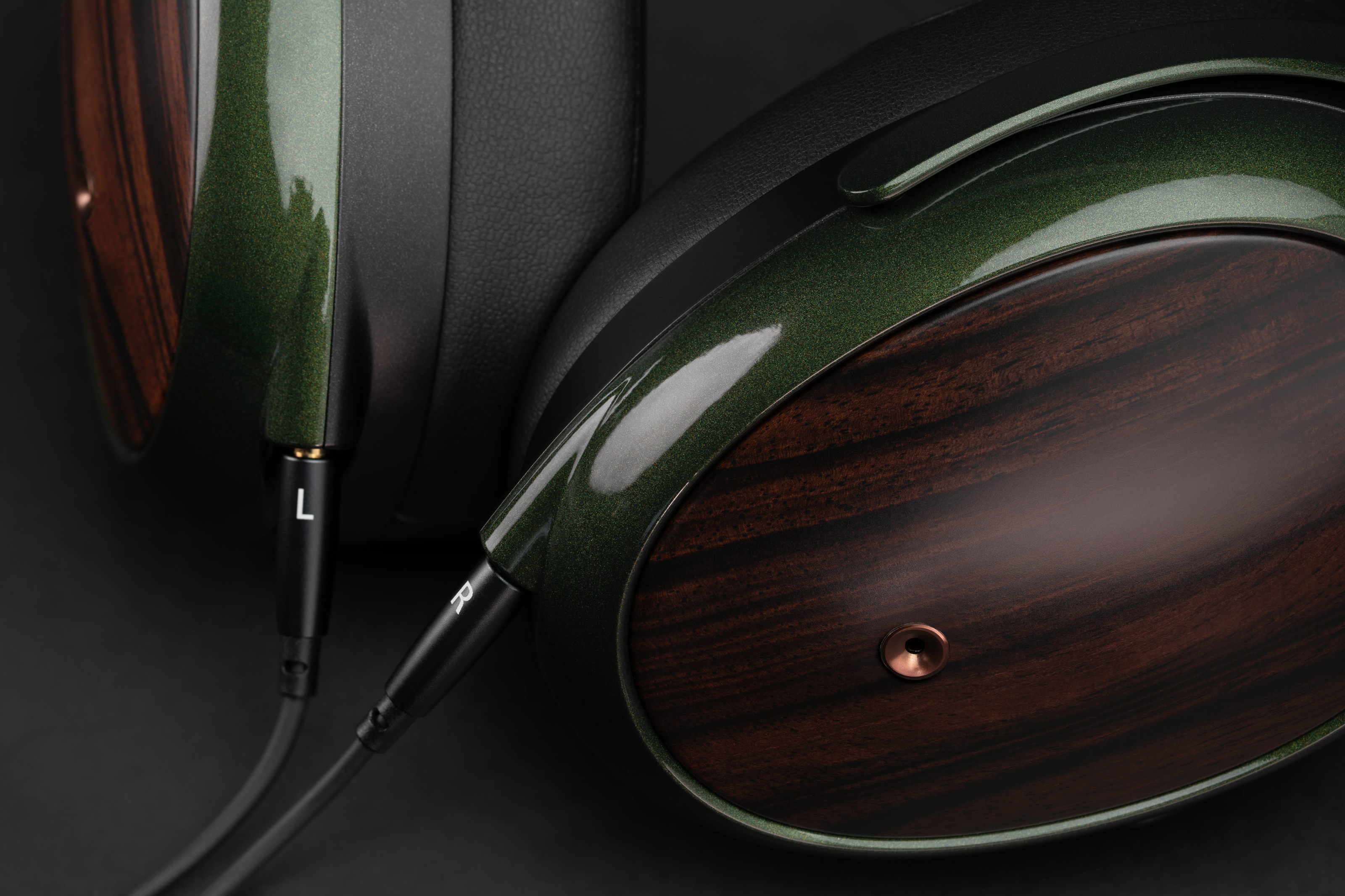 Wood finished ear cups on the Meze Audio Strada