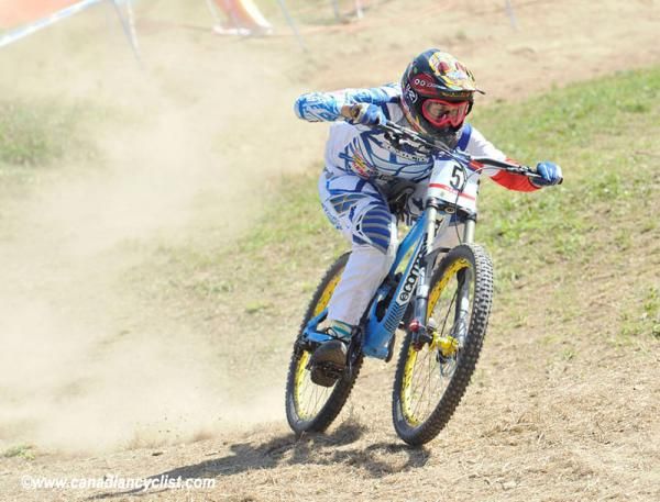 Myriam Nicole (Riding Addiction Commencal)