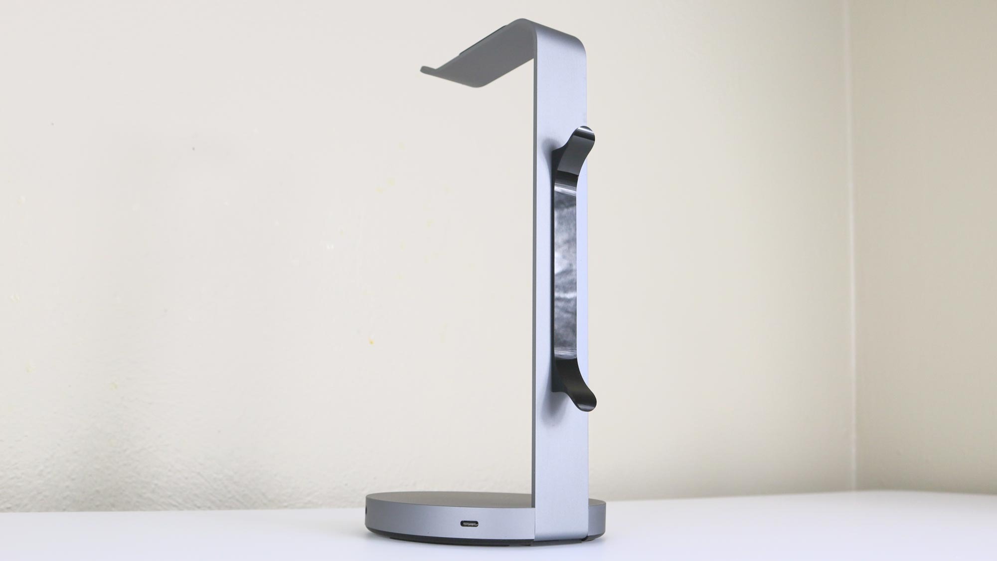 The Satechi Aluminum USB Headphone Stand from behind without headphones