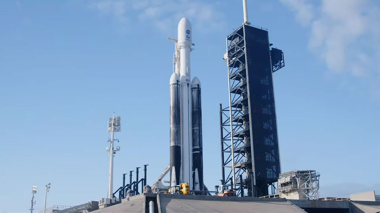 A SpaceX Falcon Heavy three-launch launch vehicle carrying NASA's Europa Clipper spacecraft on the launch pad.