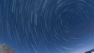 可以在一張北極星周圍的照片中看到星路線。可以通過形式看到隕石的條紋。