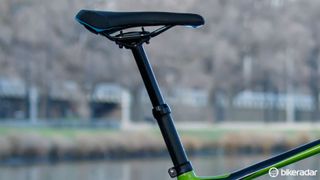 Stock on a number of 2016 mountain bike models is the new Giant Contact SL Switch dropper seatpost. With the option to run either internal (stealth) or external cable routing, the post is a wholly new design that is said to be smoother in action than its predecessors.