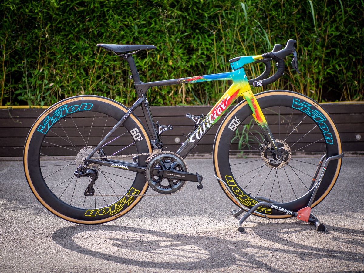 Cavendish&#039;s bike has a vibrant burst of colour across the front portion of the frame, fork and bars