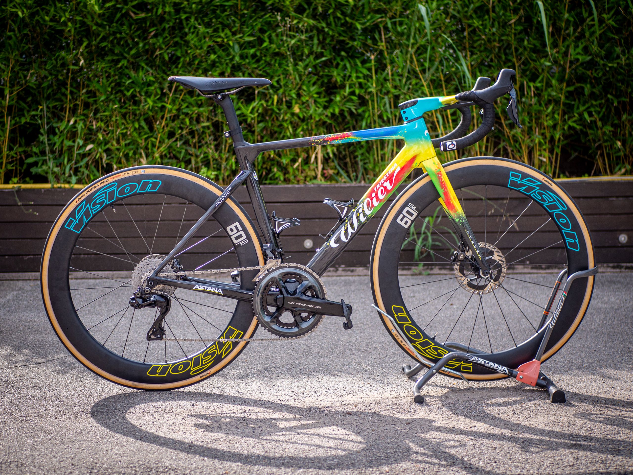 Up close and personal with Mark Cavendish's record breaking custom